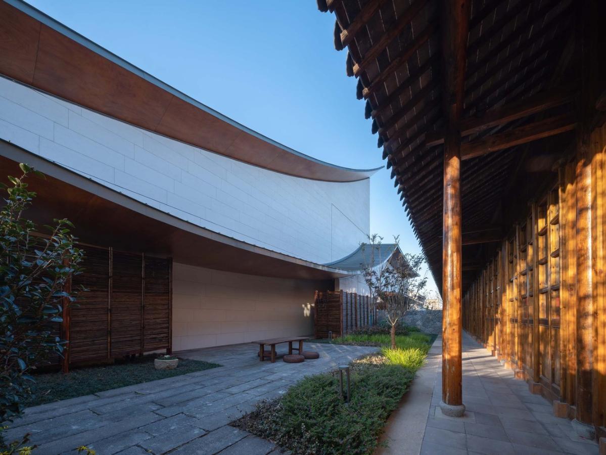 16_謇里小鎮(zhèn)展覽館_北側雙層屋檐，與老建筑的兩層屋檐分別呼應_?此間建筑攝影_(1).jpg