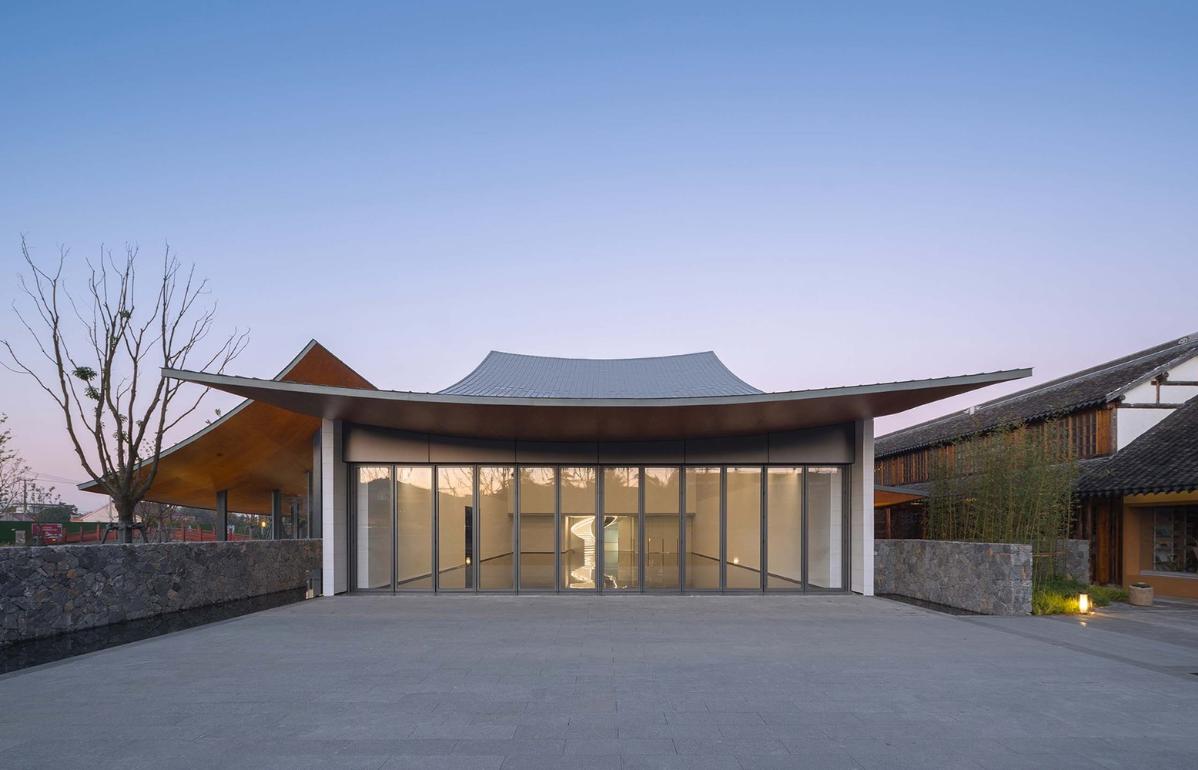 24_展廳幕墻可開啟，實現(xiàn)室內外展陳空間融合（閉合狀態(tài)）_?此間建筑攝影.jpg