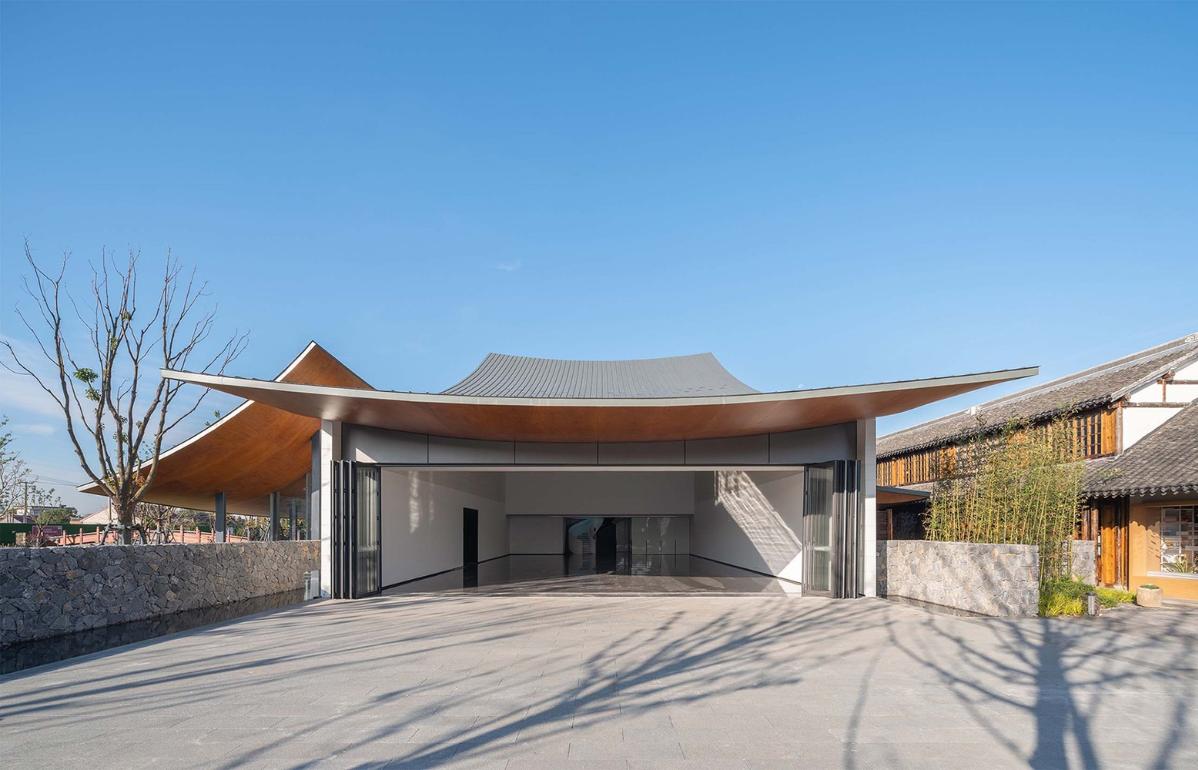25_展廳幕墻可開啟，實現(xiàn)室內外展陳空間融合（開啟狀態(tài)）_?此間建筑攝影.jpg